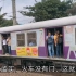 这就是印度的火车挂票，根本不关门，大家都挂在门口，太奇葩了