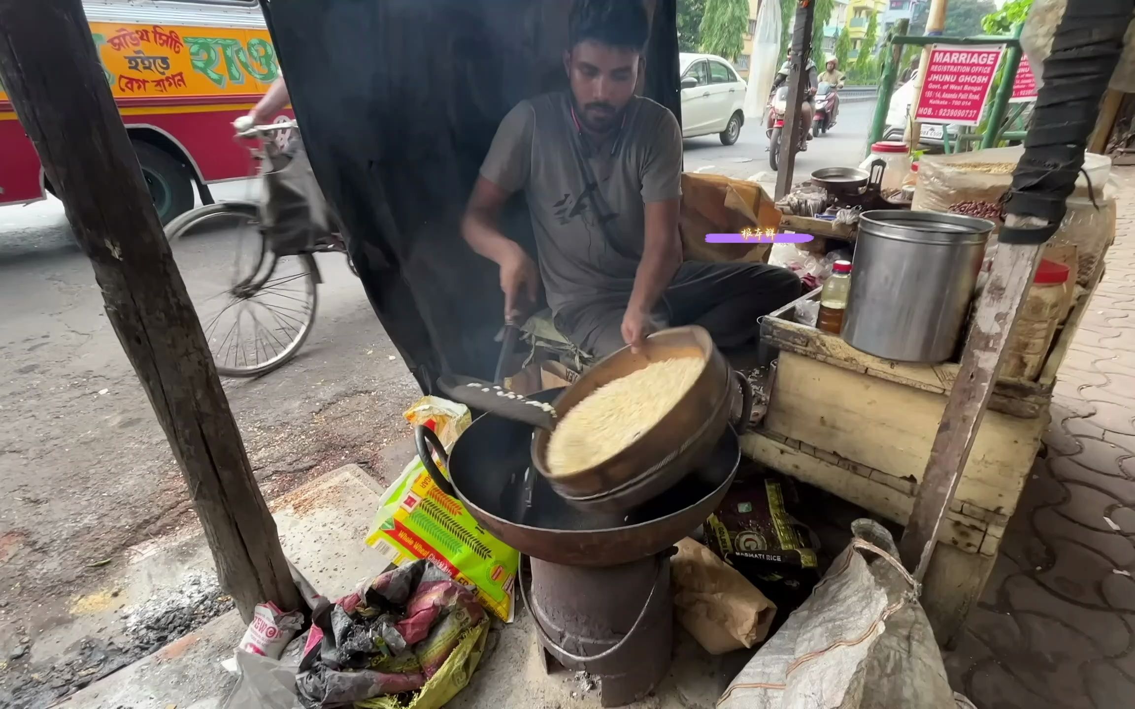 印度沙炉爆米花，任何东西都能爆，孟买旅游必吃小吃