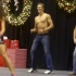 【激情♂热舞】两位美国消防员半裸上身跟着女孩们一起跳舞！
