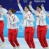 中国队短道速滑女子3000米接力摘铜，中国姑娘们跳上领奖台，手举金墩墩，向观众们微笑示意。