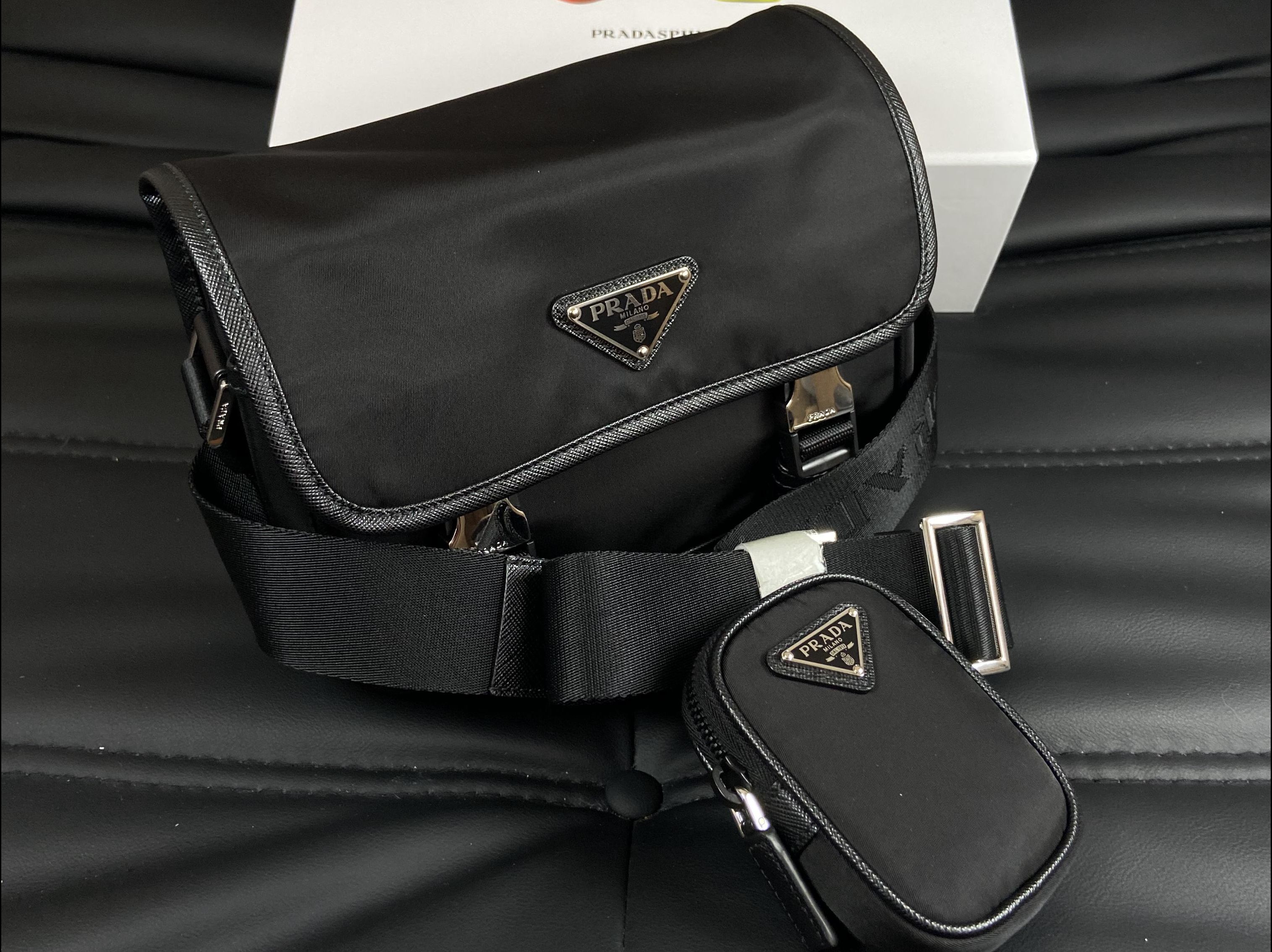 经费在燃烧！1.5万的Prada再生尼龙和皮革邮差包，到底好在哪里？双插扣男士斜挎单肩包测评