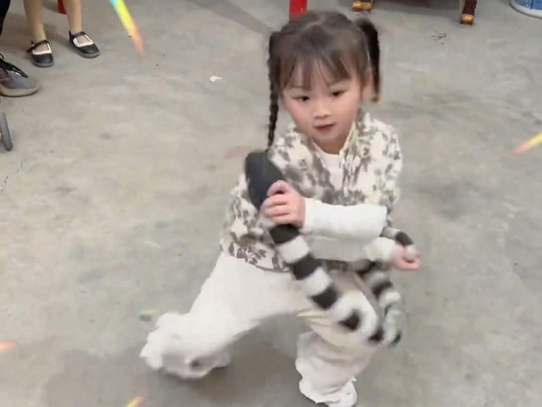 潮汕五岁小女孩，舞蛇舞的真的太棒了！