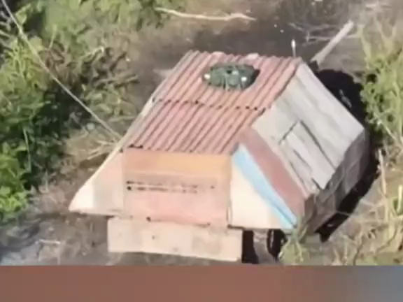俄军“魔改坦克”作战录像曝光，形似移动小屋顶着乌军炮火一路猛冲，俄记者：西方人一直都在取笑它，它却能顶着猛烈炮火冲进战区