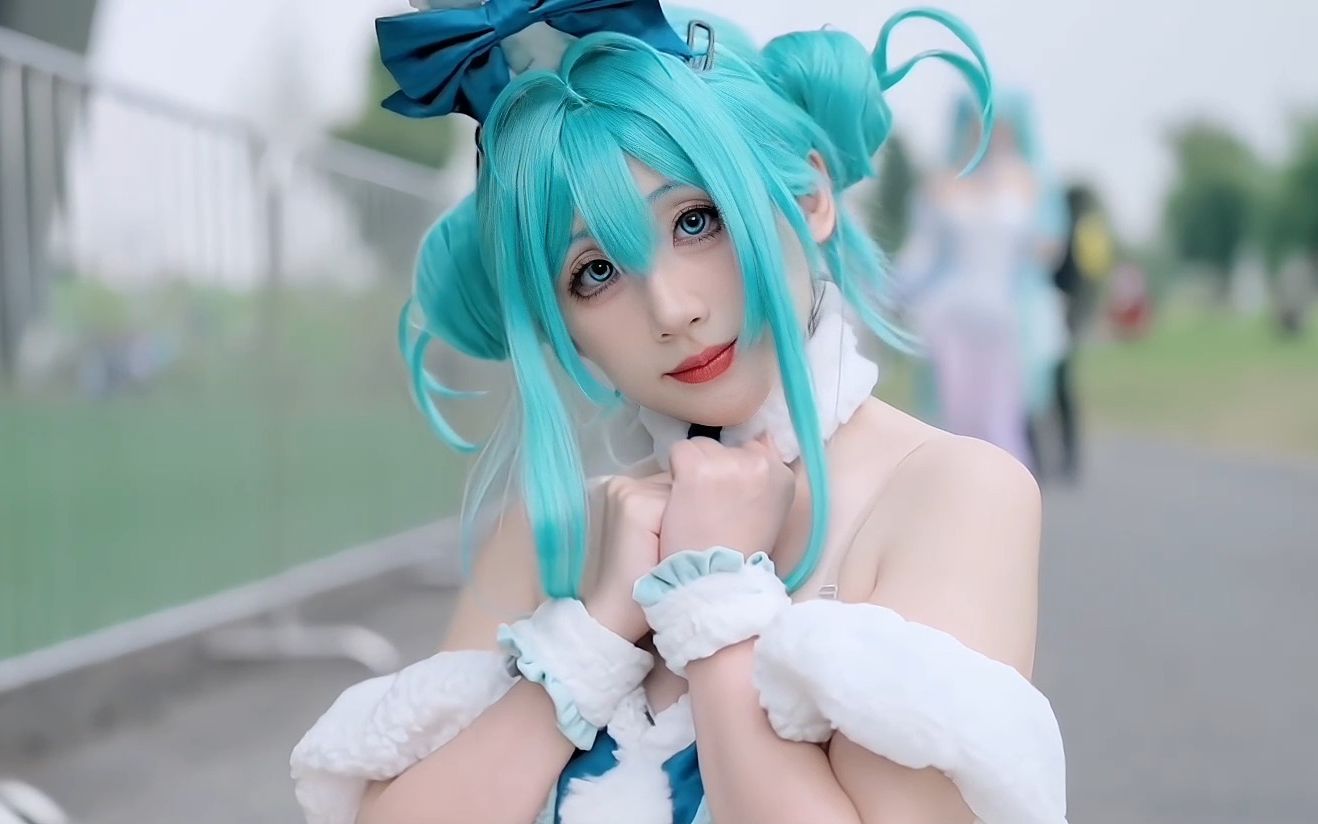 [Comic-Con Diary] The hand puppet is alive? Hatsune White Bunny Girl!
