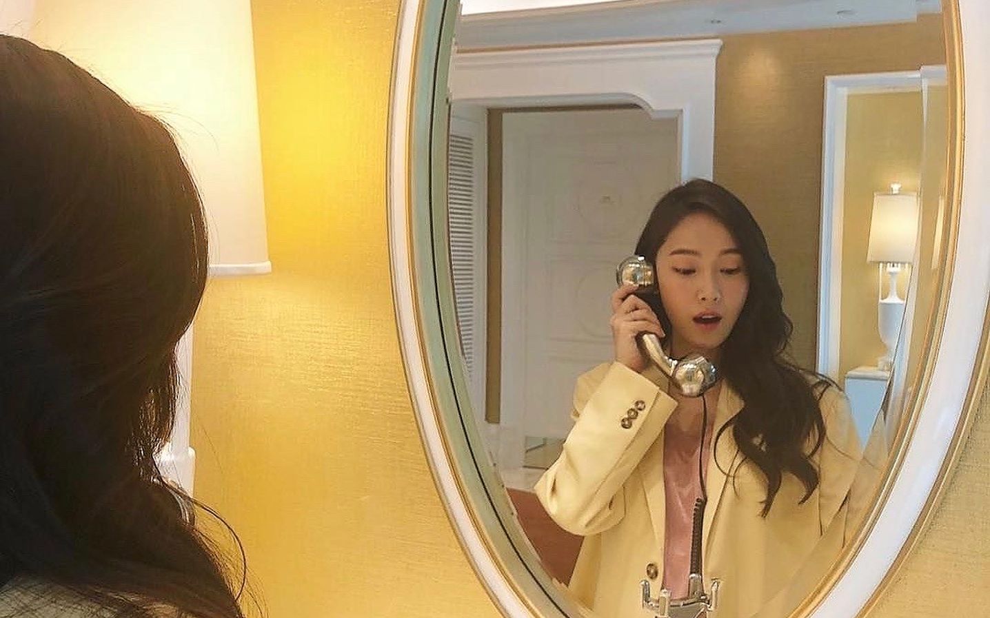 泰妍私心认证最爱照镜子的成员：臭屁卡就差住镜子里去了