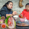 梅子做贵州最火的地摊火锅，黑毛猪肉，豆豉，辣椒面，豆腐，这样煮一锅，人间美味