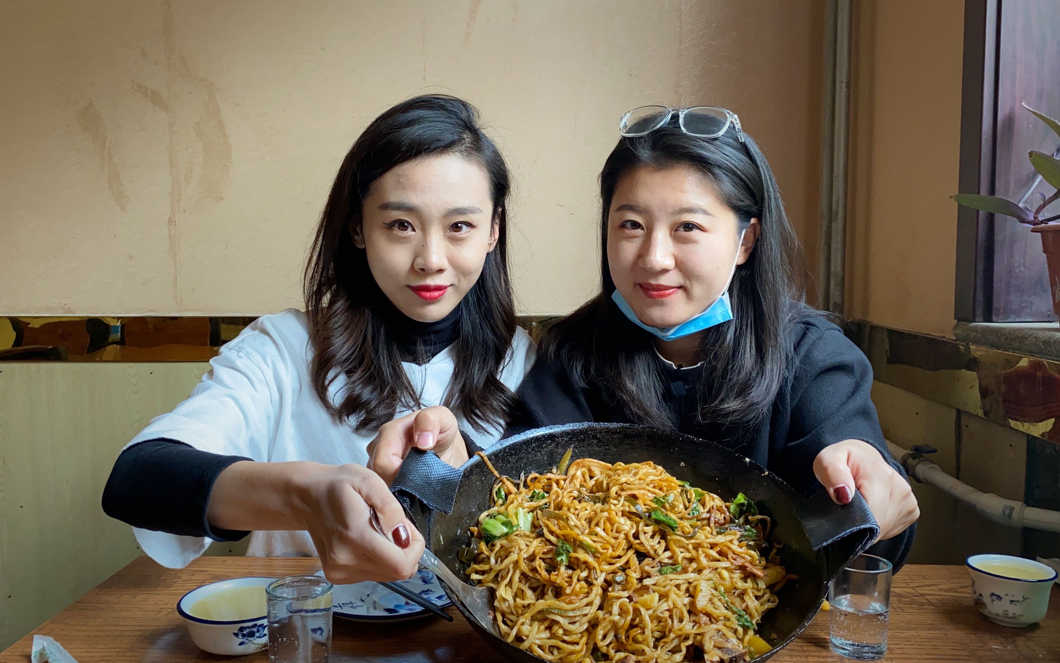二姐二妹去正定吃铁锅焖面38一大锅有菜有肉二妹吃上停不下来