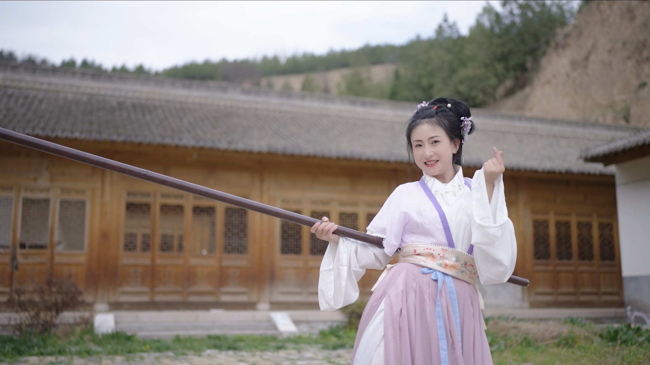 公子若不解风情，本姑娘也略懂一些枪法！