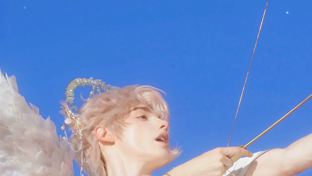 阿波罗的太阳摇摇欲坠，酒神的狂欢不眠不休