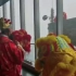 “上海之巅”擦窗工人扮成财神爷 悬停空中与游客互动
