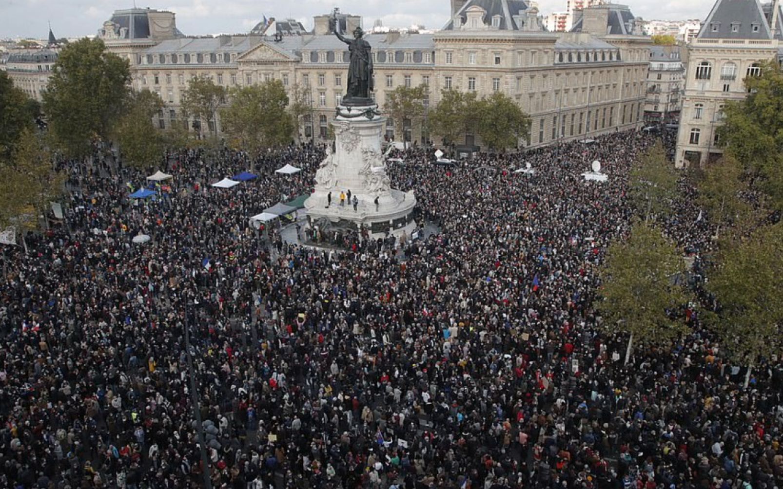 巴黎一教师遭“当街斩首”，全法爆发大游行