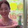 老板娘开啤酒太猛了，连续开喷两瓶啤酒，这叫客人怎么喝