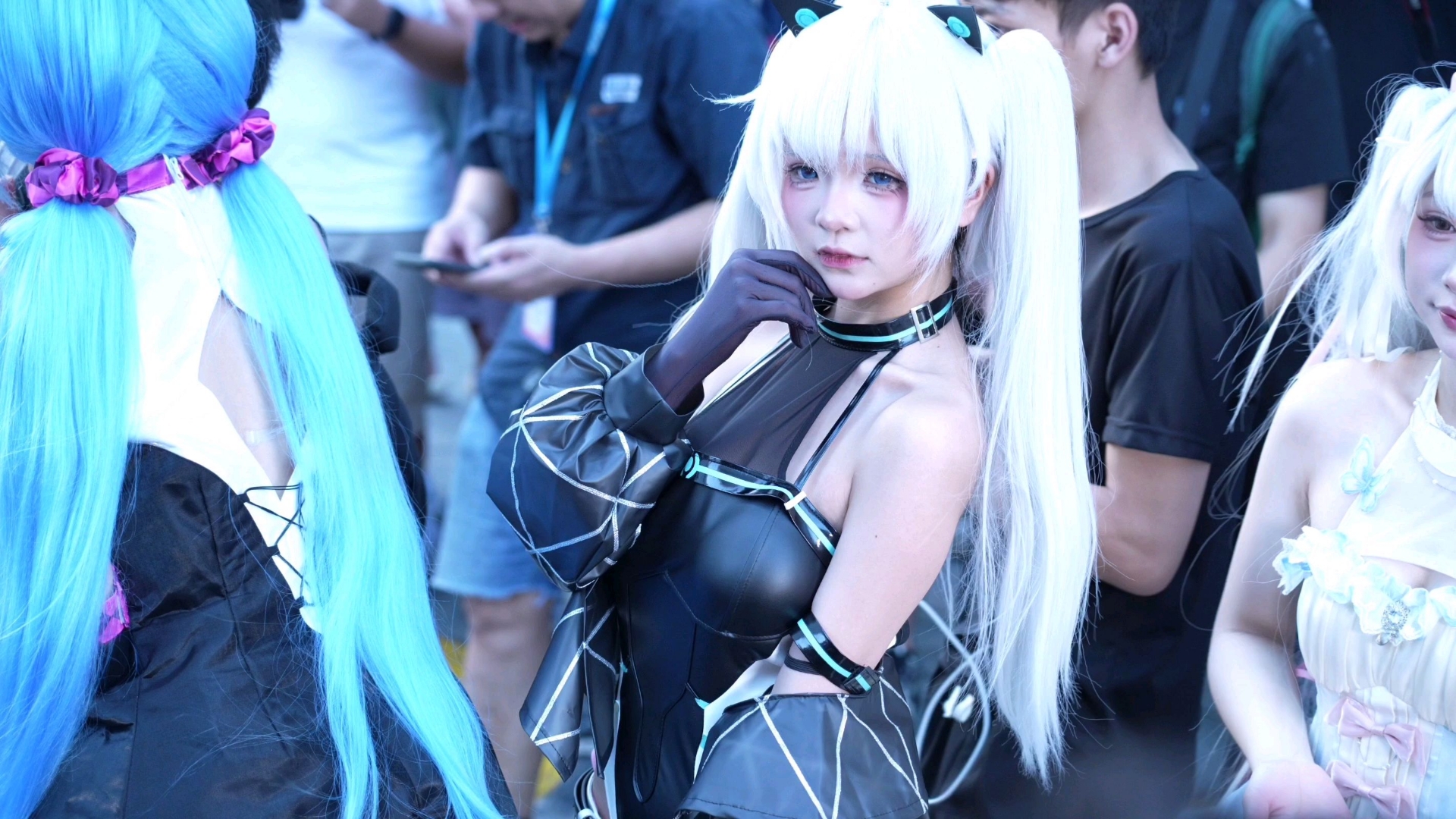 [White-haired cat lady cos] - Kind of looks like Hatsune, didn't recognize the character.