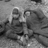 1942年河南大饥荒：树皮被扒光，逃荒路上饿殍遍野，不堪回首