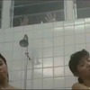 小伙跑到女澡堂偷看姑娘们洗澡，下一秒悲剧了