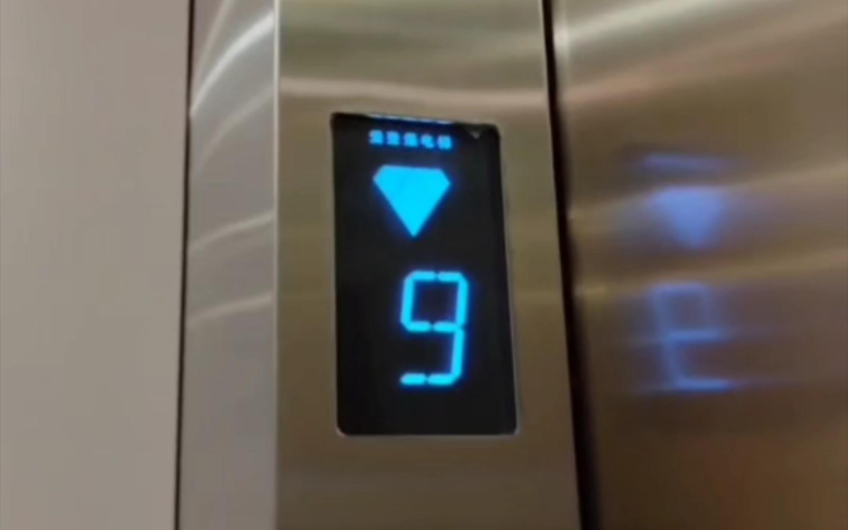 超罕见的国产电梯，装潢高档，侧边有显示屏！外呼有语音按钮！！