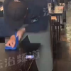 老板教员工擦桌子，网友：这顶级学习能力