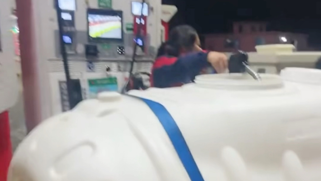 明晚油价大涨，加油站场面壮观