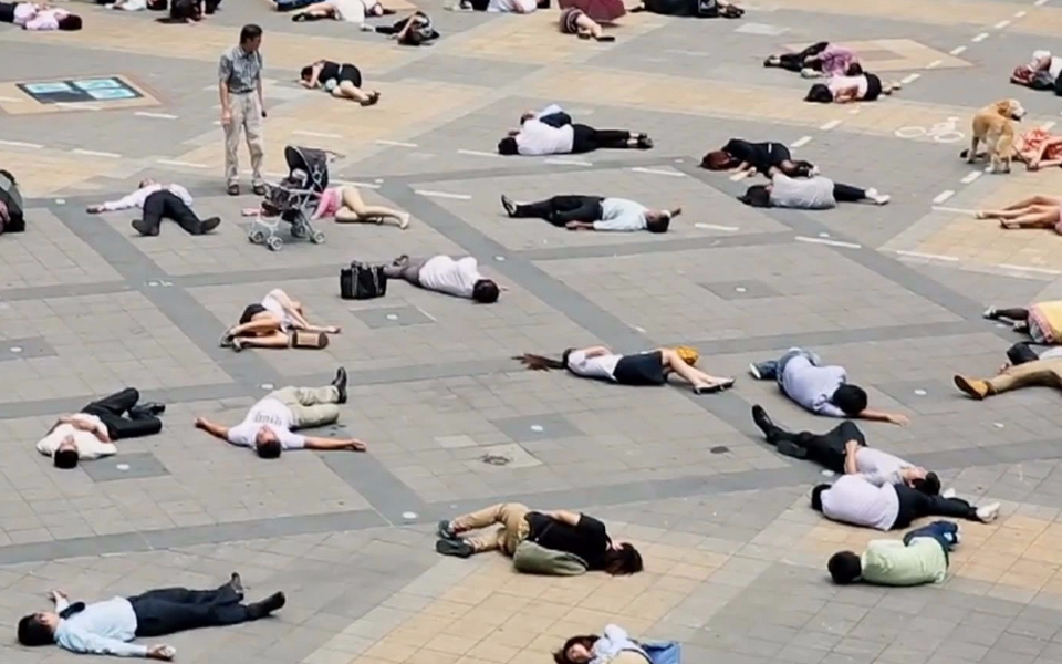 上百人集体晕倒,路人吓的不知所措_搞笑_生活_bili