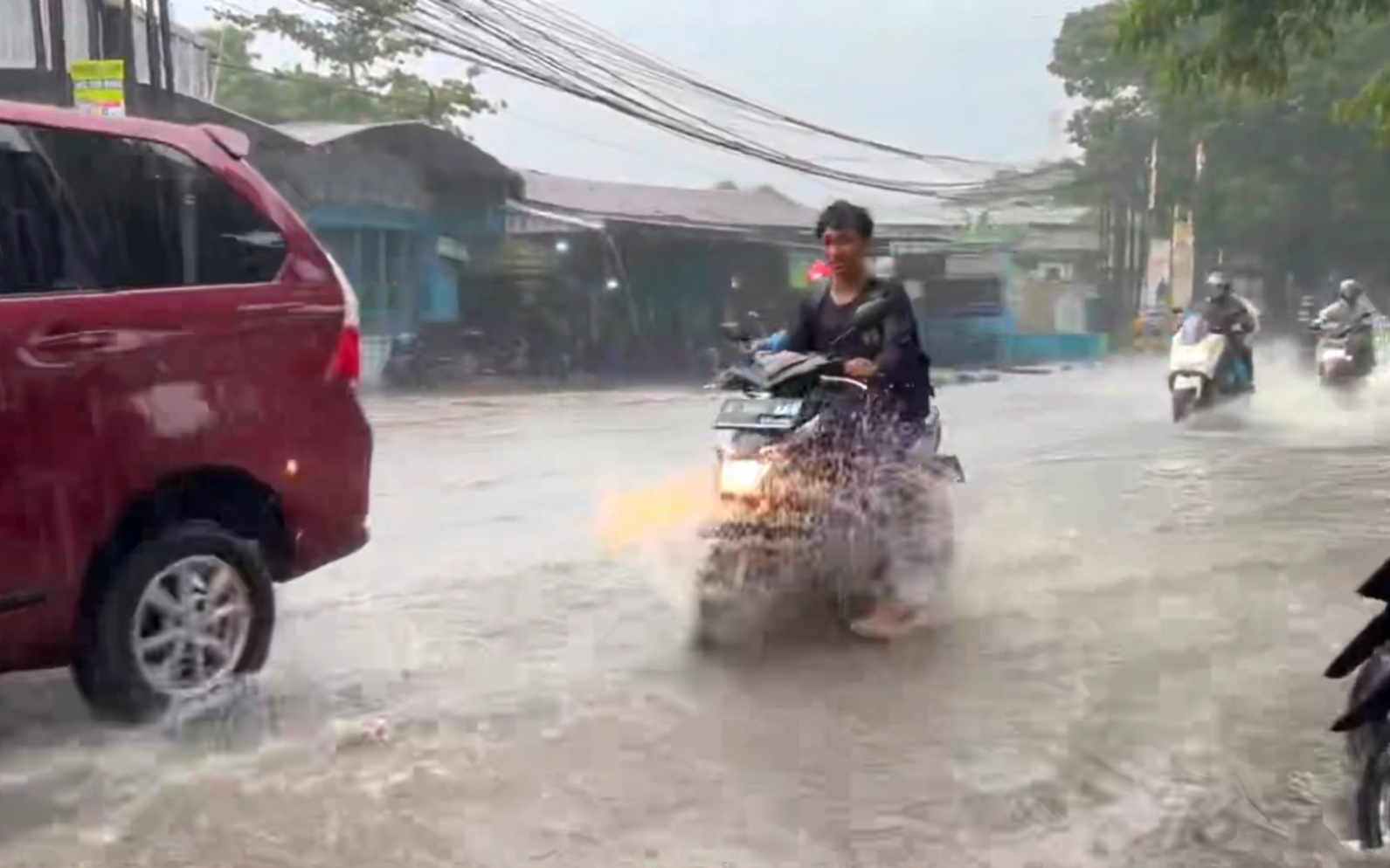 暴雨天压马路，暴雨是印尼的日常天气