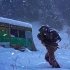 超长完整版纪录片，在海拔千米的山上，改造废弃的车棚在雪中过夜