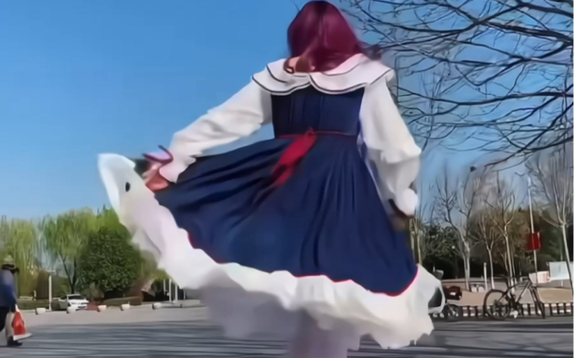 Lolita skateboarding is so gentle.