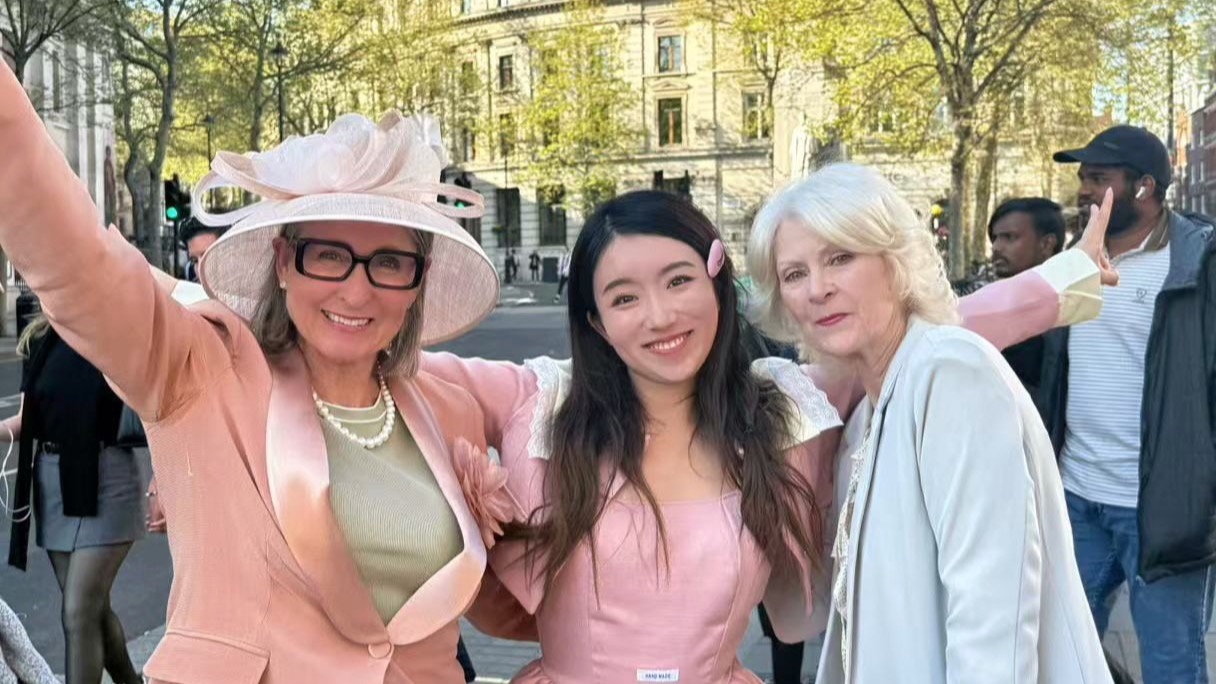 她是我认识58年的好朋友，我逢人就说：她是世界上最漂亮的女孩