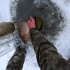 俄罗斯冰钓太简单了，打个圆洞，鱼就被吐出来了！