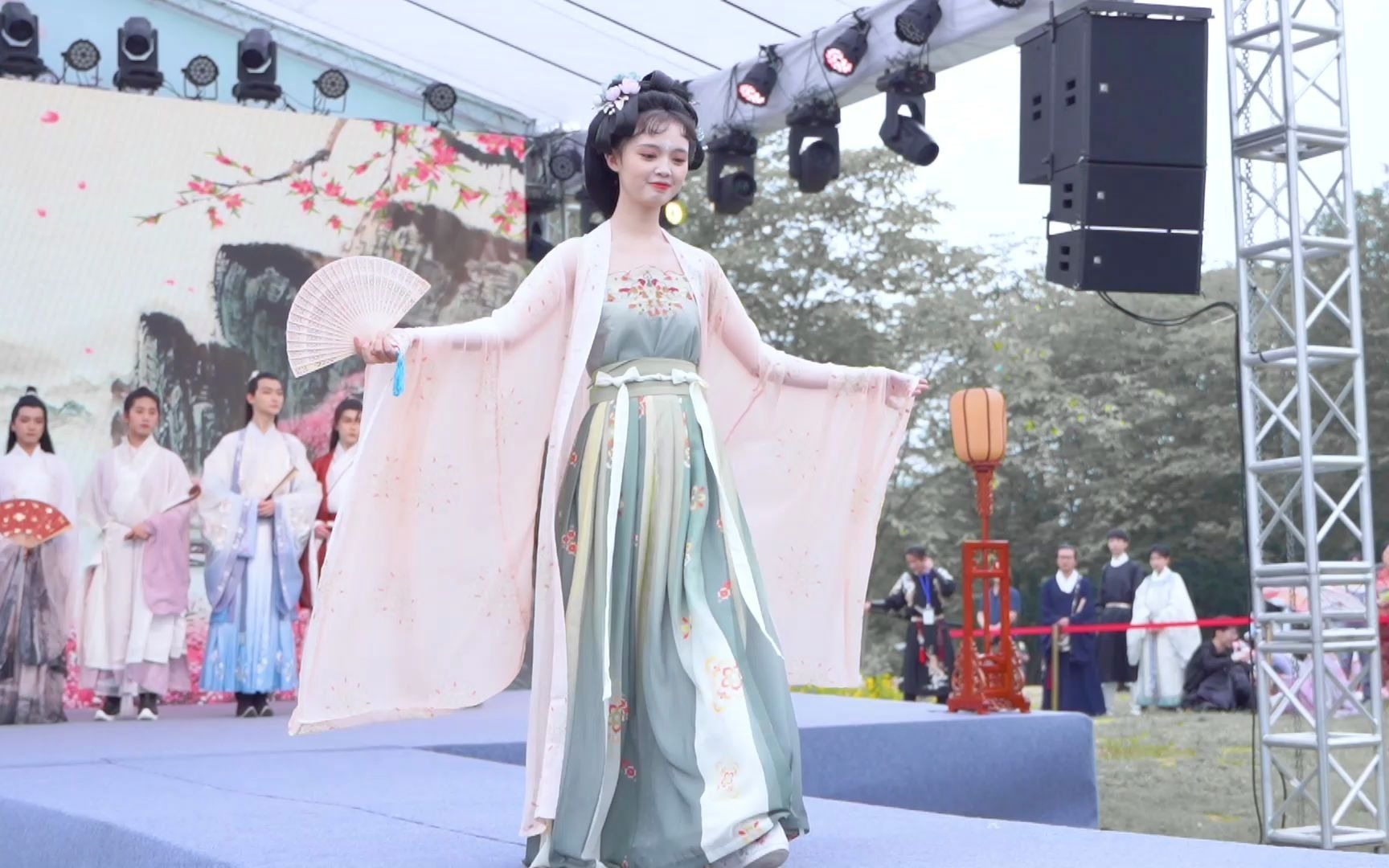 Beautiful Hwashang~ Hanboks are getting better and better nowadays!
