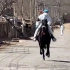 “大白”骑马出场风姿飒爽，网友：还有什么技能是我们不知道的？