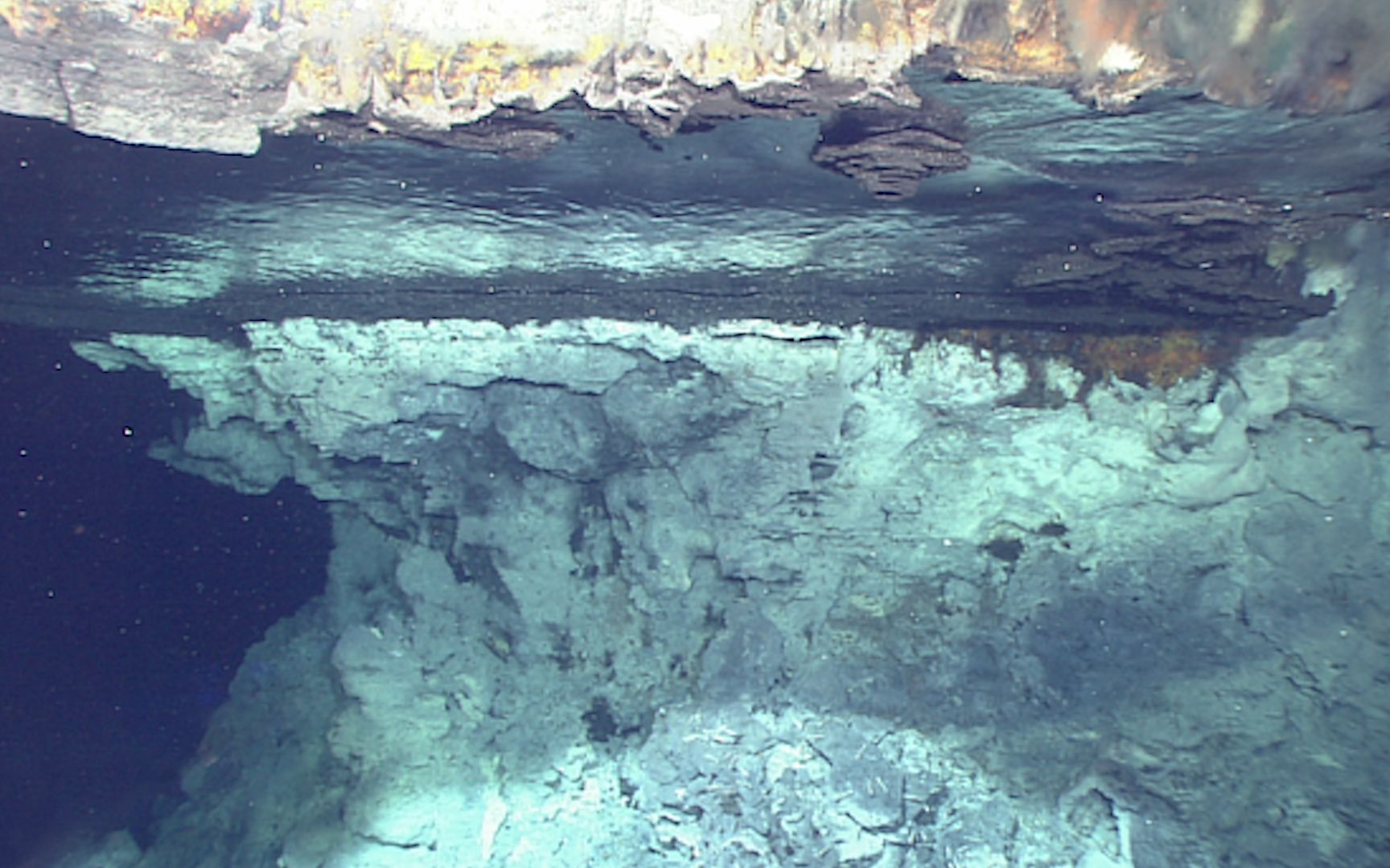 中国科学家首次在深海发现气态水，深潜画面很漂亮