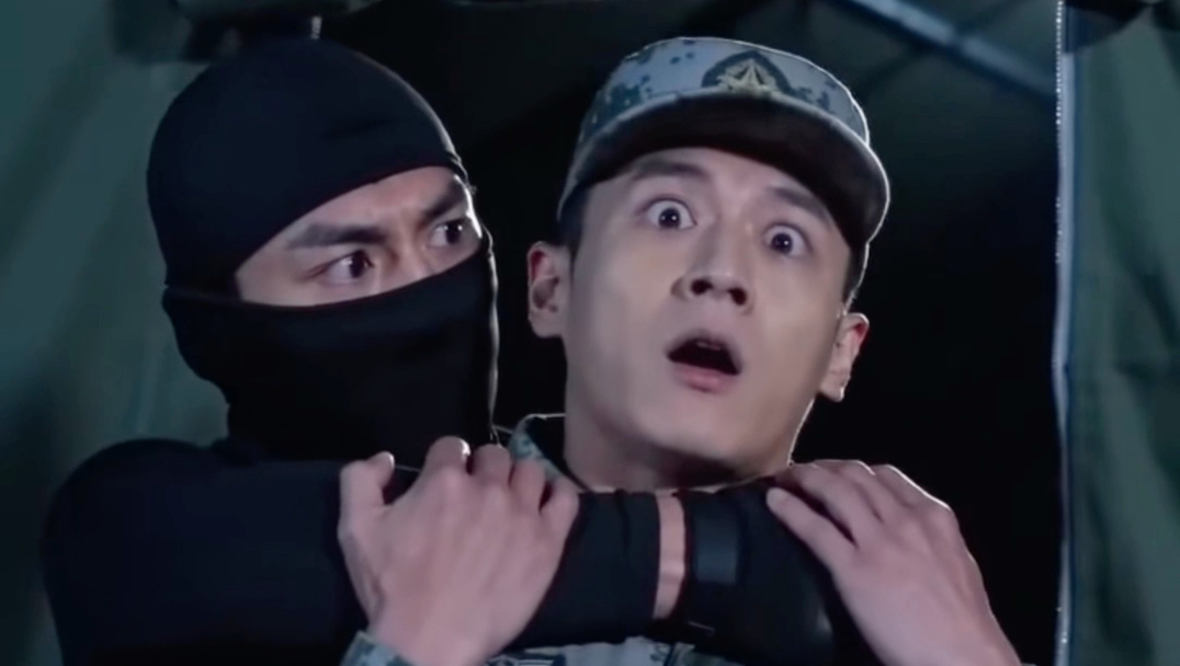 黑衣人戴上头套，潜入兵营…上集