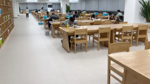 周末安静的江西理工大学图书馆