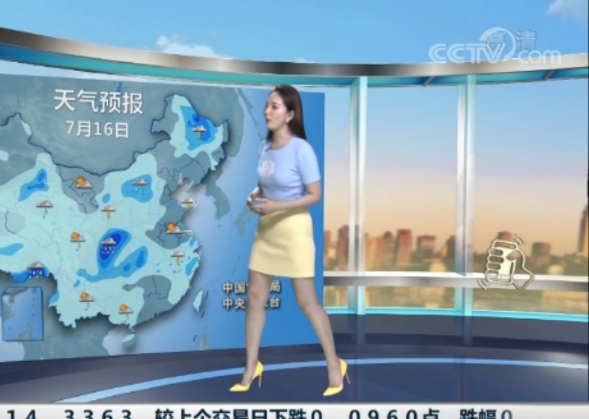 王玮玮短裙美腿黄色高跟鞋