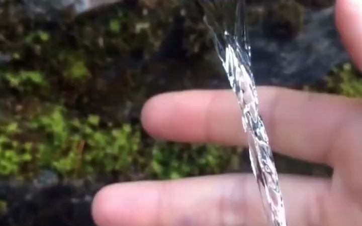 一位意大利网友在阿尔卑斯山发现看上去几乎完全静止的“静止水流”
