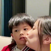 妈妈想要儿子一个亲亲，儿子百忙之中抽空回应，敷衍样子好像他爸