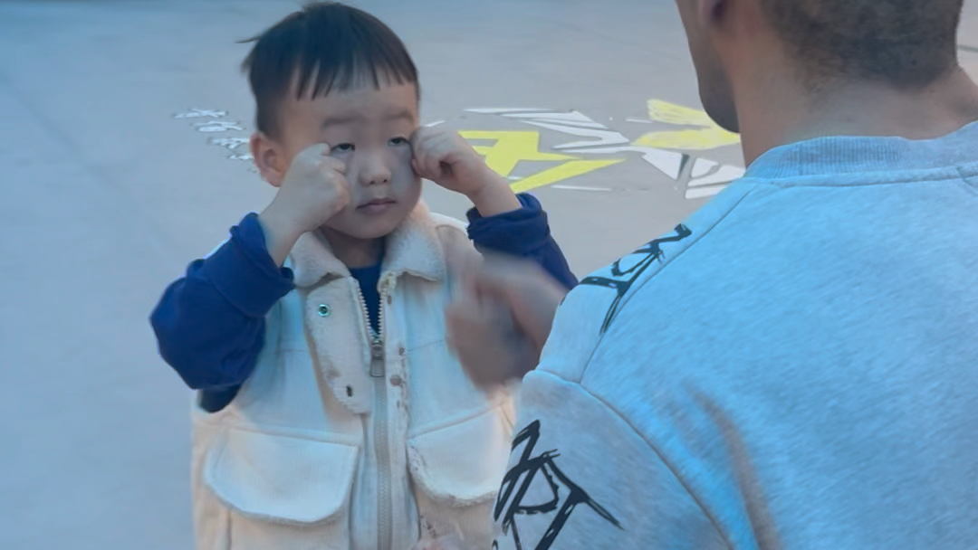 #少儿格斗#看看这位3岁多的小朋友第一次体验拳击课，他的悟性和专注度极高[强][强][太阳][太阳]