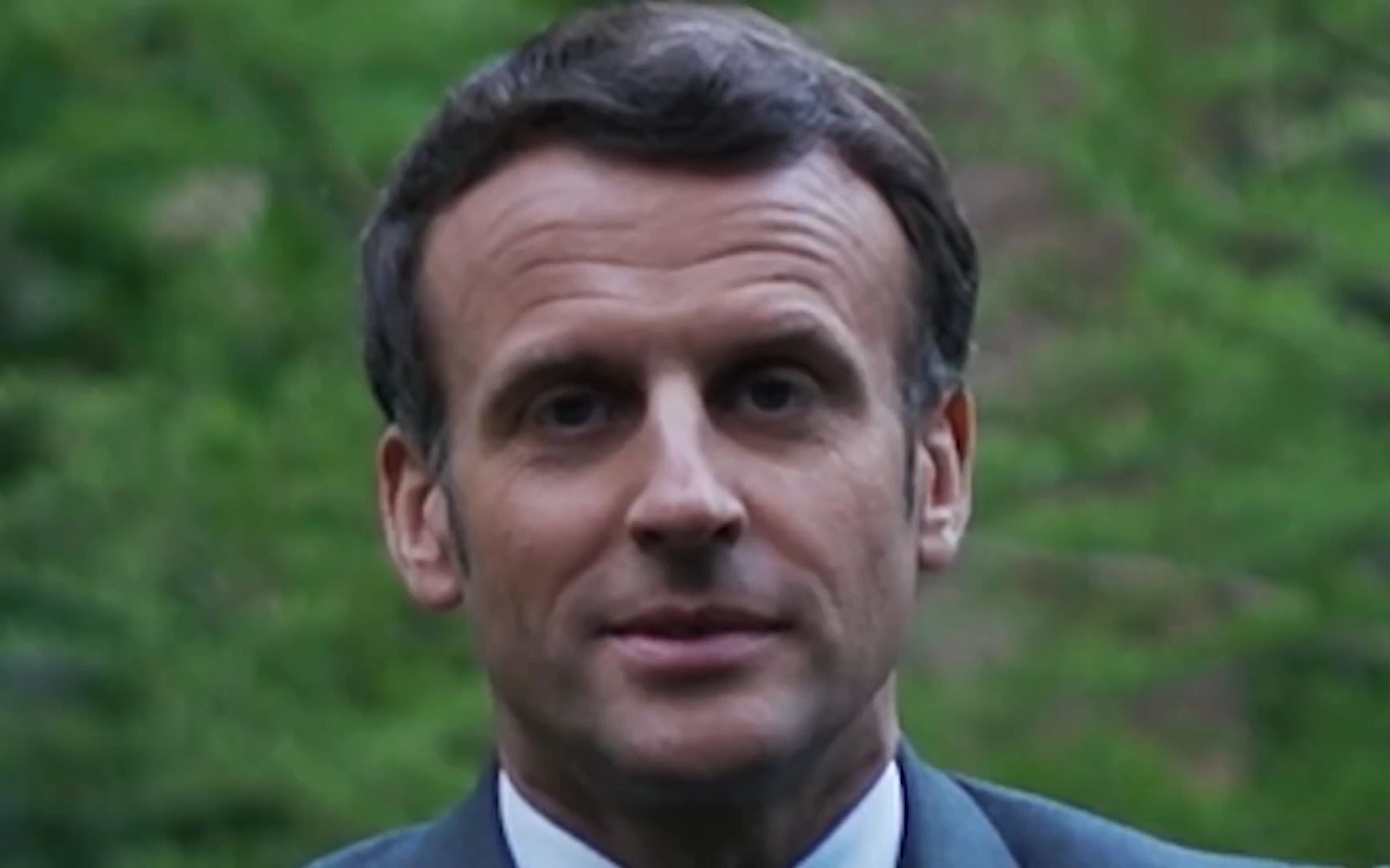 当法国总统马克龙在爱丽舍宫后院观看碾核演出