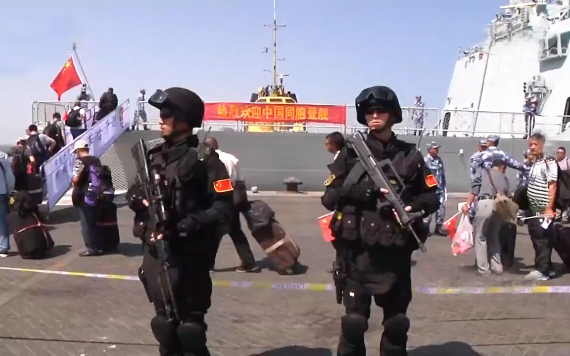 中国海军护航编队也门撤侨，为何军舰只能待在外海不能直接进港口？