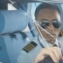 【中国机长】飞机挡风玻璃意外破裂，机长凭借多年开飞机的经验最终安全降落