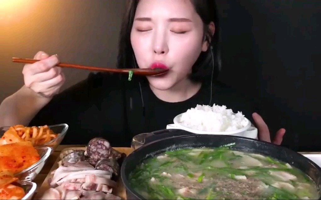 eatwithboki韩国美女文福姬小姐姐吃播米肠汤饭海鲜牛肉拉面