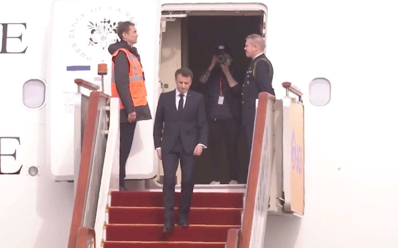 现场视频：法国总统马克龙抵达北京