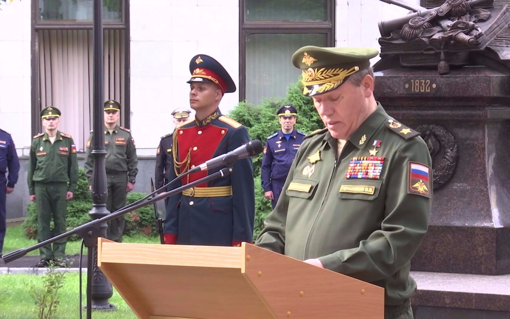 俄联邦武装力量参谋本部军事学院的仪式