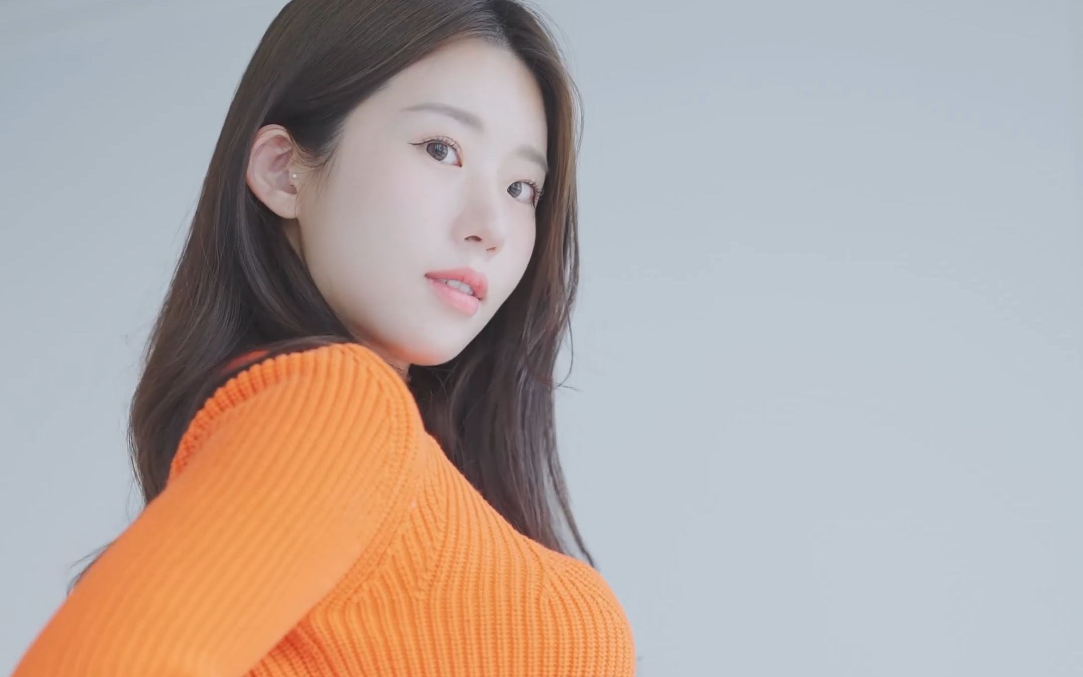 Seoyoon's Orange Sweater Vibrant Outfit