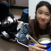 爸爸去世又被妈妈抛弃，14岁女孩投奔姑妈，行李箱打开姑妈崩溃