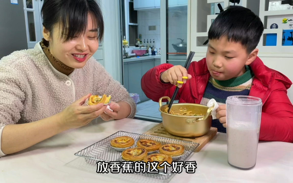 母子俩日常：第一次做蛋挞给儿子吃，他吃的好开心！这也是我做妈妈最幸福的事！