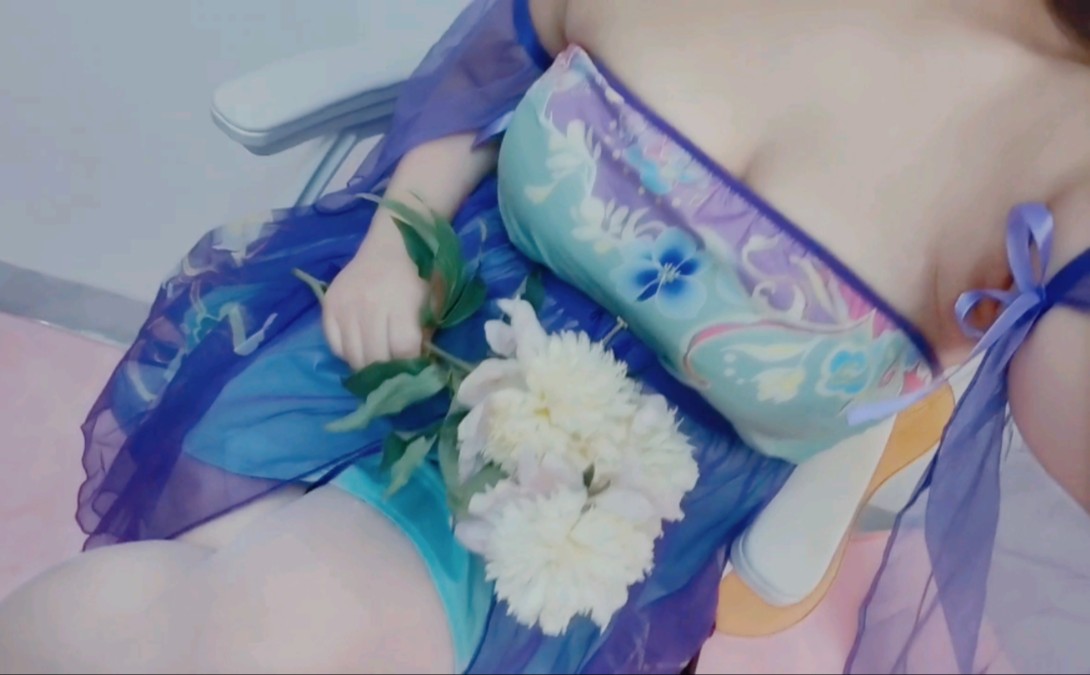 The peony has been favored by the spring, how could one ever envy the peony?