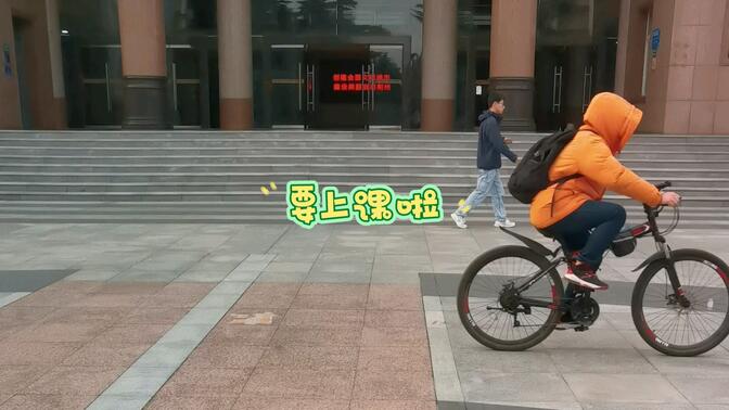 来不及解释了，赶紧上车，上课要迟到了。湖北省属高校中规模最大、学科门类较全的综合性大学：长江大学。