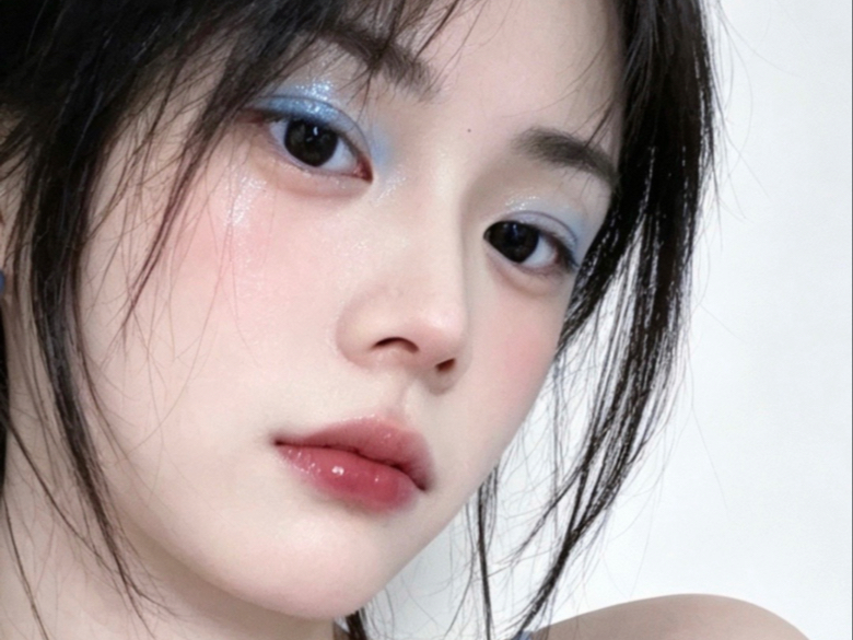 蓝色眼影超拽的