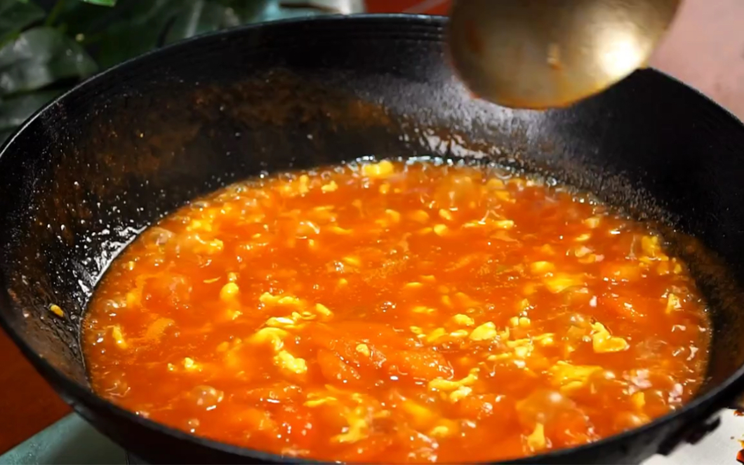 西红柿鸡蛋打卤面的家常做法，汤香味浓、劲道爽滑，两碗不够吃
